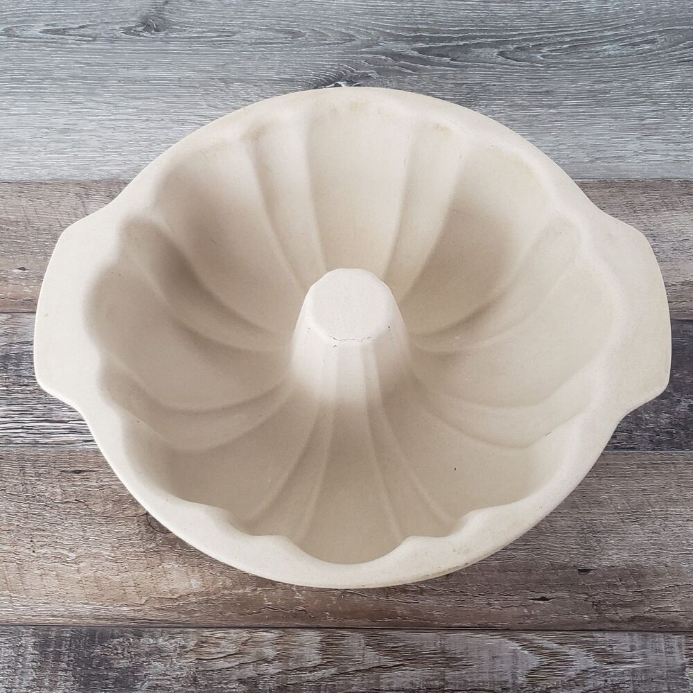 Pampered Chef Stoneware 10" Fluted Bundt Cake Pan Baking